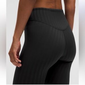 Lululemon Wunder Under High-Rise Tight 25"
Tonal Stripe size 4